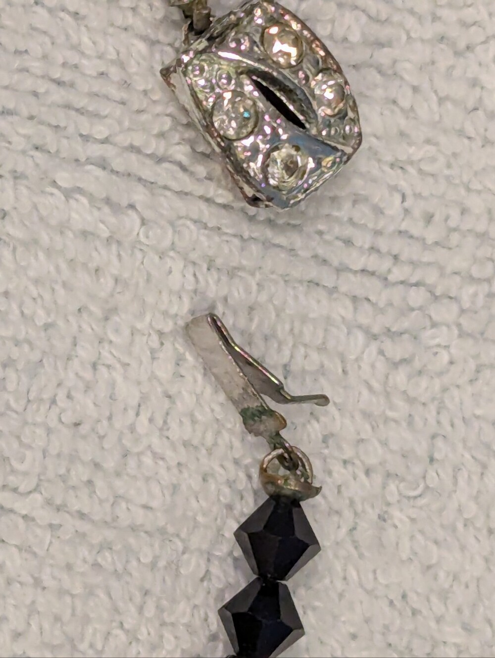 Vintage Mid-Century Faceted Jet-Style Glass Opera Length W/ Box Clasp - Picture 4 of 6